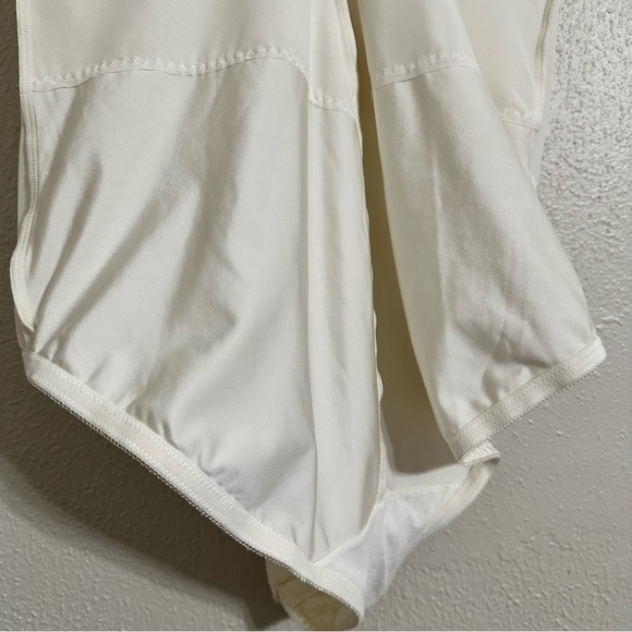 MAIDENFORM Ultra-Firm Body Shaper With Built-In Underwire Bra - Picture 8 of 11